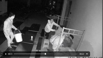 “长沙一学校工作人员半夜向老人泼冷水”一事引关注，潮新闻对话当事方
