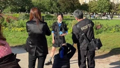 赵今麦法国拍照被偶遇，个子不高但脸蛋精致 网友：和网图差别不大