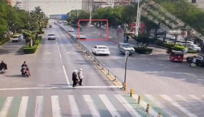 山东滕州一车辆撞向公交站台致多人倒地，肇事司机被控制，案件已移交刑警