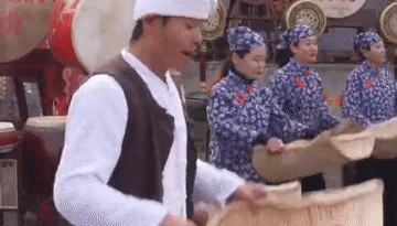 新华网评：“村晚”不能停！