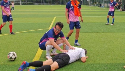 56岁白岩松踢球摔倒久久不起