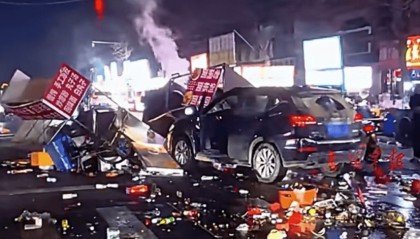 河南一SUV撞上夜市多个流动摊,有人受伤!警方回应