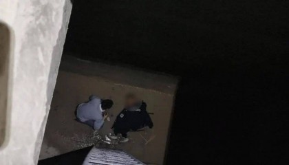 广州一男孩在小区玩捉迷藏时，意外坠入7米深井，全身湿透，直喊“手疼”“冷”