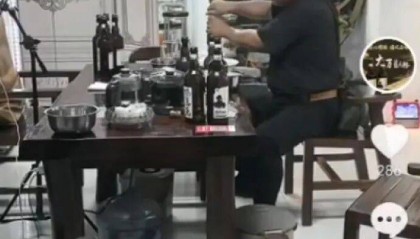 河南一男子参加喝酒挑战赛，26分钟喝完15斤啤酒进ICU，获5000元奖金；商家拒付3万余元医药费，男子报警后未被立案