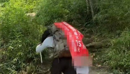 湖南一男子背40公斤蜜雪冰城上武功山售卖，当事人：背了四十杯左右，每杯15元