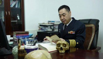 捧着颅骨标本做研究，这位军事医学专家曾荣立一等功！