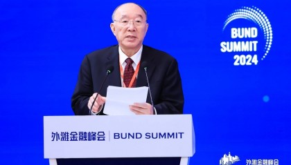 中国推进人民币国际化是要取代美元世界地位？黄奇帆回应……