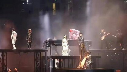 演唱会突发意外！仅用3秒，华晨宇跳下故障升降台