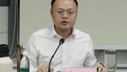 皮小松，被查
