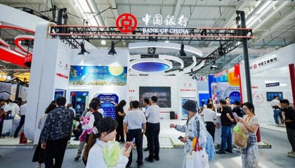 在中国银行展台体验数字人民币更多“打开方式”