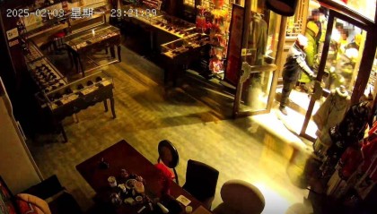 亮化倡议变强制 商户夜间闭店被撬锁开灯