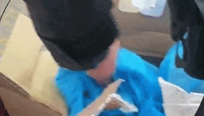 网约车司机接单“闪送”,纸箱里竟装了352350元人民币!