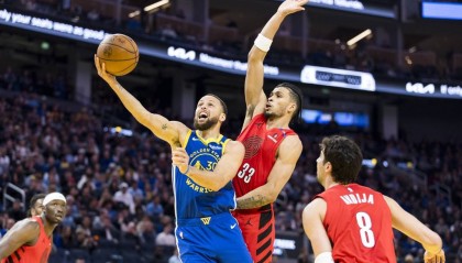 库里24分巴特勒斩获三双 勇士4人20+击退开拓者