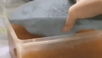 深圳一奶茶店员工脱下拖鞋放进小料盆,店长称其第一天上班已被警方带走 “贡茶总部”否认是加盟店