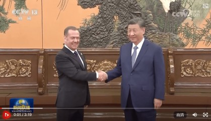 习近平会见俄罗斯统一俄罗斯党主席梅德韦杰夫