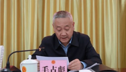 厅长毛占彪，长期出入量身定制的“会所”，大肆吃喝、接受娱乐活动安排