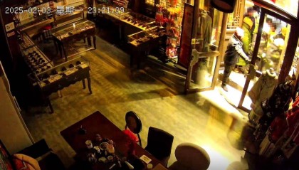 大同官方核查“店铺被撬锁开灯”事件，律师：撬锁入室涉嫌违法，且滥用行政权力