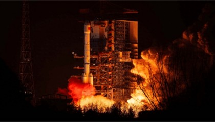 “轰”的一声，中国航天又干出大事！火箭一路加速追上卫星