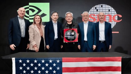 黄仁勋站台 英伟达宣布台积电美工厂造出首个Blackwell晶圆
