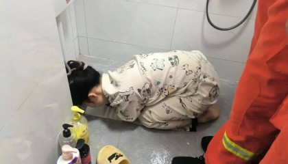 广州一女子洗澡时伸手捡掉入厕所的塑料瓶，却被紧紧卡住右手“无法自拔”，消防营救回应