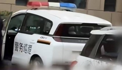 宁夏吴忠一男子穿便装开警车接送孩子，已停职！督察纪检介入