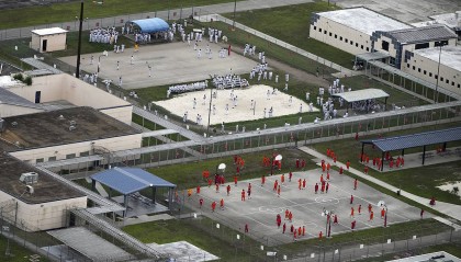 “像狗一样”跪着进食,在别人脑袋旁边如厕…美国移民监狱被曝虐待行为