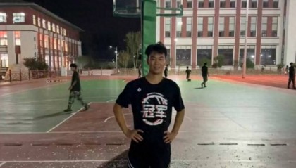 郑州178厘米大学生扣碎篮板,校方:说明弹跳力好!学校出资购买新篮板,已安装好