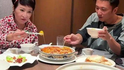 考古|89岁谢贤现身依旧时髦！与小49岁女友分手后开搞事业，疑已交代后事的他太潇洒