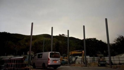 香港粉岭坪峰附近山火已经扑灭，此前火势连绵上百米，深圳多处可见