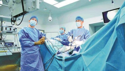 香港女士腰椎间盘突出3个月夜不能寐，深圳医生妙手回春 一个小时 手到病除