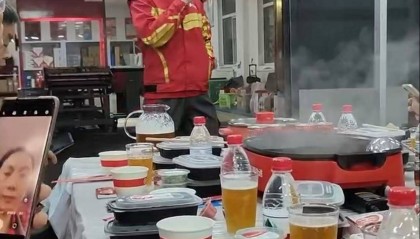 刘强东冲到一线：白天送外卖，晚上请骑手吃海底捞