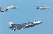 福建舰上班后，中国空军也不藏了！轰隆一声巨响，歼20旁多了架新战机