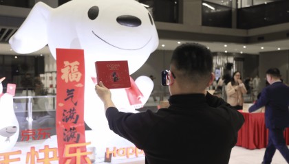 刘强东刚定完平均17薪巨额年终奖 又给客服加薪2个月 再送8万盒巧克力