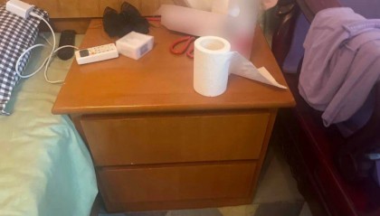 女子查视频找猫，发现凌晨家里进了个陌生人，警方将男子抓住后发现：他从床头柜里摸走9000元现金，一分没敢花