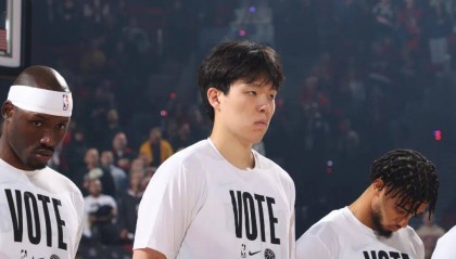 开拓者主帅回应杨瀚森被下放：他是个真正有职业精神的球员；此前已官宣被召回