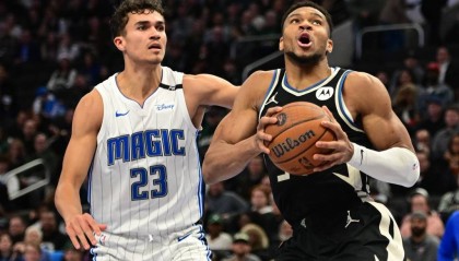 利拉德28+9中关键球字母37分 雄鹿胜魔术进NBA杯四强
