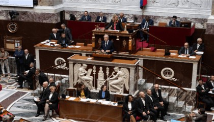 “马克龙必须下台!”10万人堵在首都示威,8万军警严阵以待