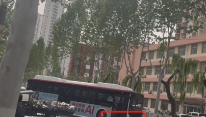 山东临沂一摊贩将盆栽摆满整条路，躺地上阻止公交车通过，派出所：已出警处理