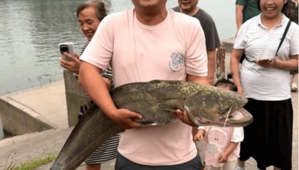 四川一男子钓1米长大鱼后放生,围观者高呼“卖给我”,回应:钓鱼是为娱乐