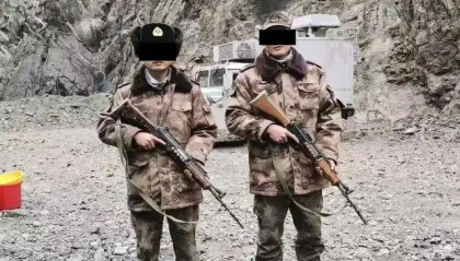 首次曝光!解放军缴获印度英萨斯步枪合影,用起来像垃圾!