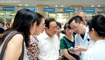 王菲带队到四川大学华西医院开展工作调研