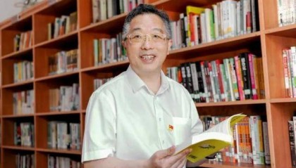 “颐云楼主人”，主动向省纪委投案