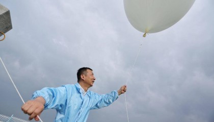 拾光|几十年如一日，他准点放气球高空测天气