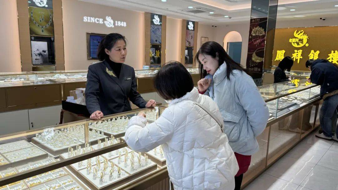 金价“突飞猛进”！你是持币观望还是大胆追高？