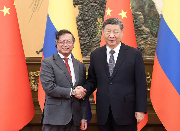 习近平会见哥伦比亚总统佩特罗