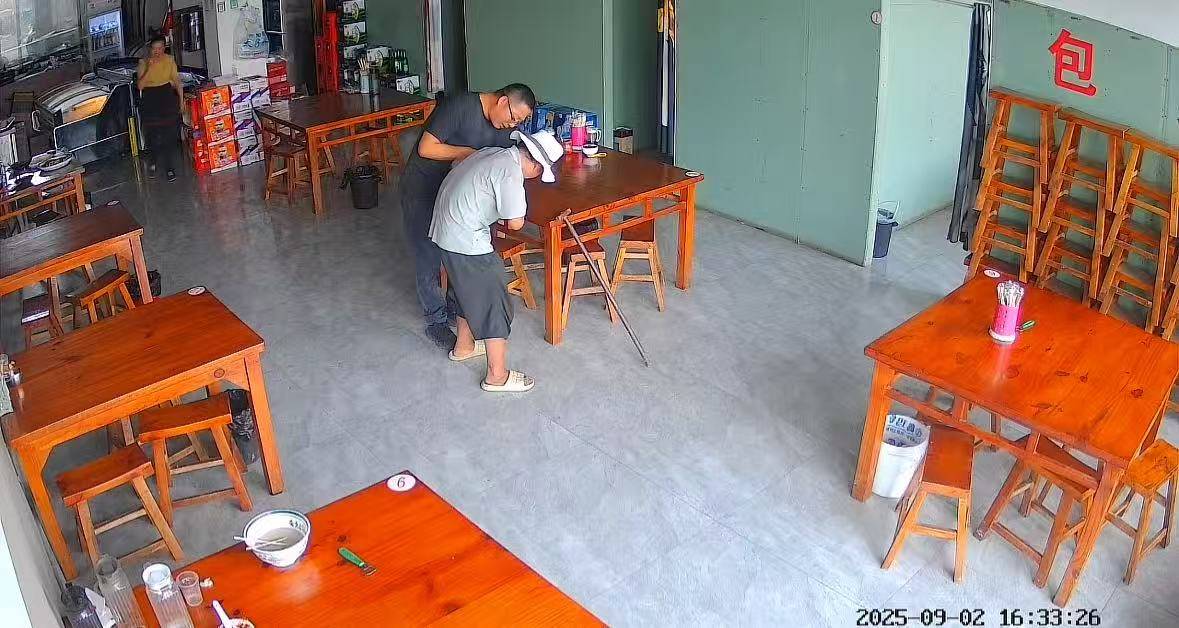 店门口大爷竹筐卖不动，河南周口面馆老板暖心发视频帮卖，网友隔空下单：我出钱你送人
