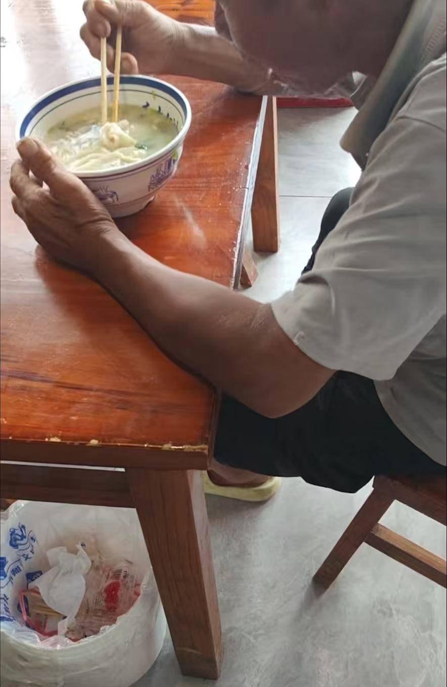 店门口大爷竹筐卖不动，河南周口面馆老板暖心发视频帮卖，网友隔空下单：我出钱你送人