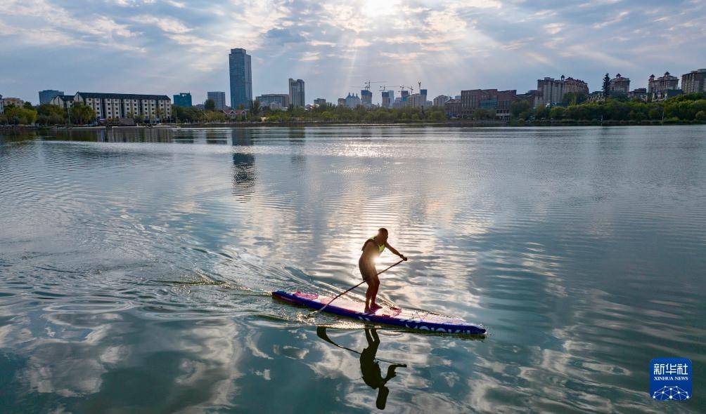 宁夏银川：城在湖中城愈美 湖在城中湖更秀