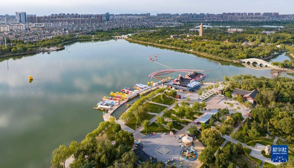 宁夏银川：城在湖中城愈美 湖在城中湖更秀