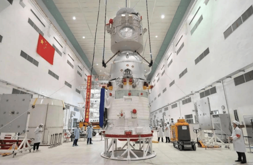 返回当天突然报警,神舟20号飞船遭微小空间碎片撞击,极端情况下提前发射神舟22